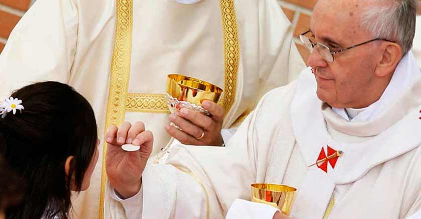 consejos para recibir la comunion bien preparado papa francisco dando la comunion misa