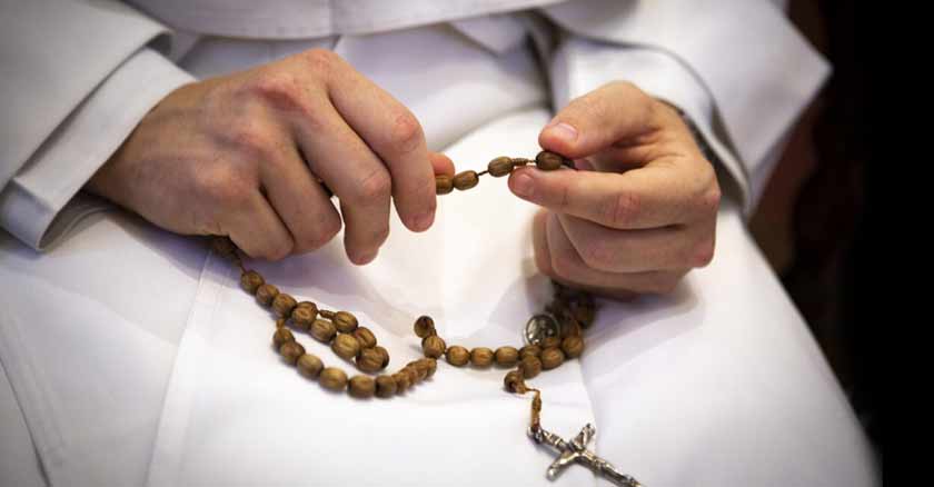 consejos para rezar el rosario fortalecer el matrimono papa rezando rosario