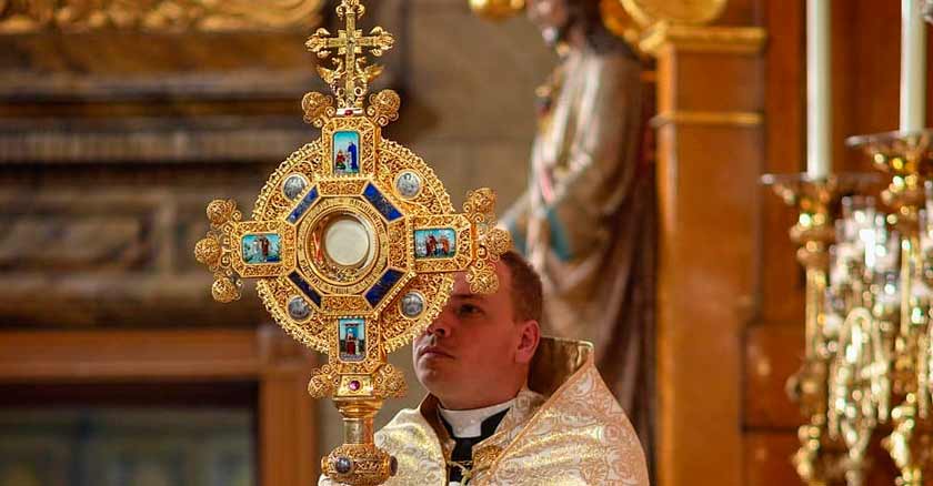 cosas que suceden al adorar al santisimo sacramento de la eucaristia sacerdote sostiene jesus sacramentado