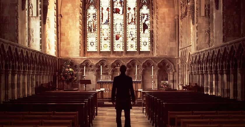 el demonio nos quiere buscando la mejor parroquia hombre mirando iglesia por dentro
