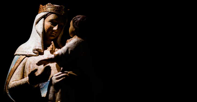 estatua de virgen maria con jesus verdades sobre maria que debes conocer