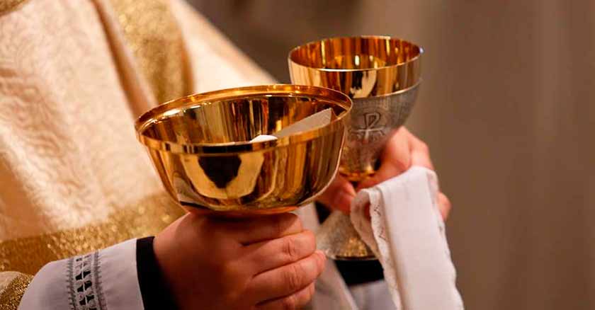 excomunion no poder comulgar sacerdote sostiene hostias copa vino
