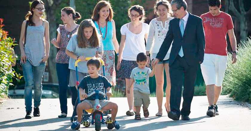 familias numerosas paseo traer muchos hijos al mundo