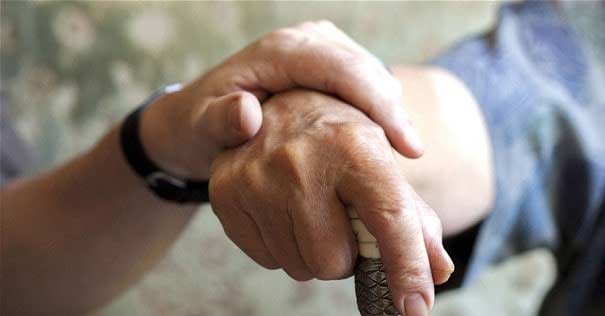 formas ayudar ancianos crecer mano vieja sostiene baston 