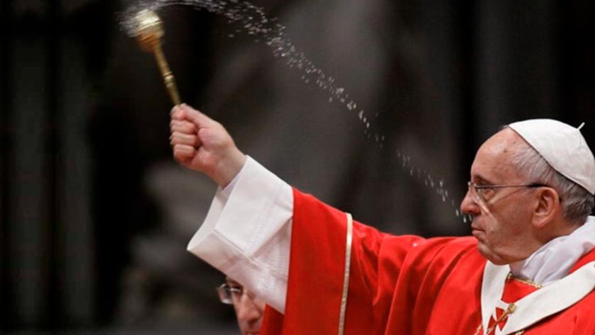 formas de usar el agua bendita sacramental para proteccion