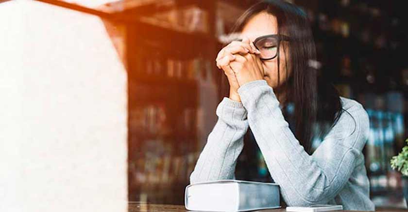 habitos de las personas que confian radicalmente en dios mujer rezando