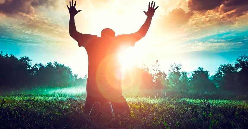 hombre arrodillando en oracion como alabar a Dios de la mejor manera