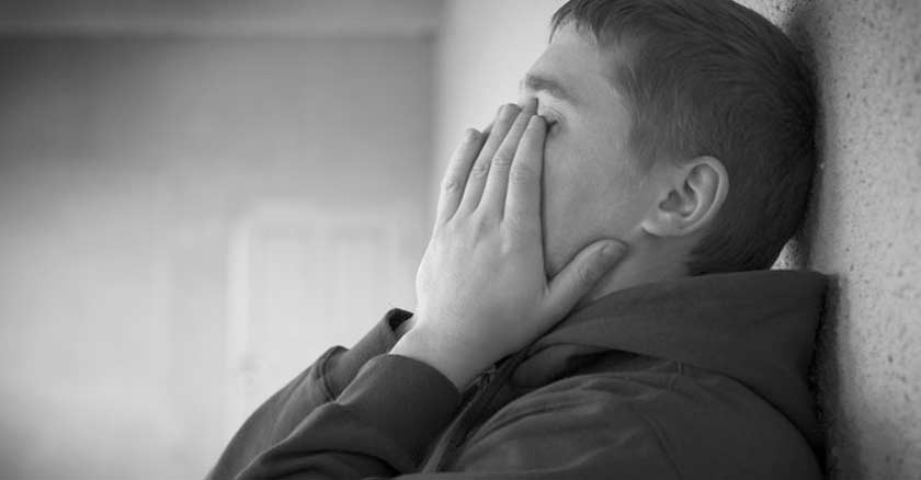 hombre con las manos en el rostro triste afligido depresion blanco y negro