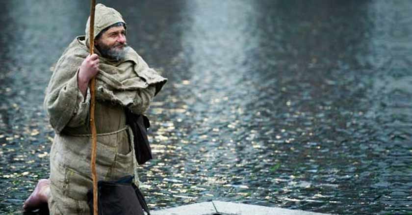 hombre rezando de rodillas rezar de rodillas ante Dios ponerse de rodillas cuando se reza