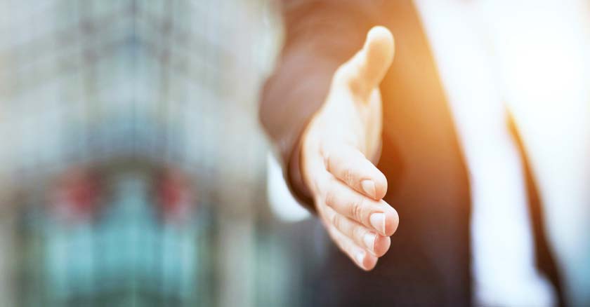 hombre tendiendo la mano en senal de ayuda confianza en dios descansar problemas