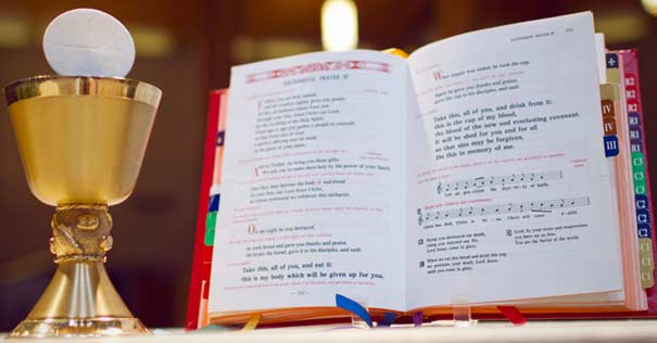 hostia sobre caliz dorado santa misa liturgia