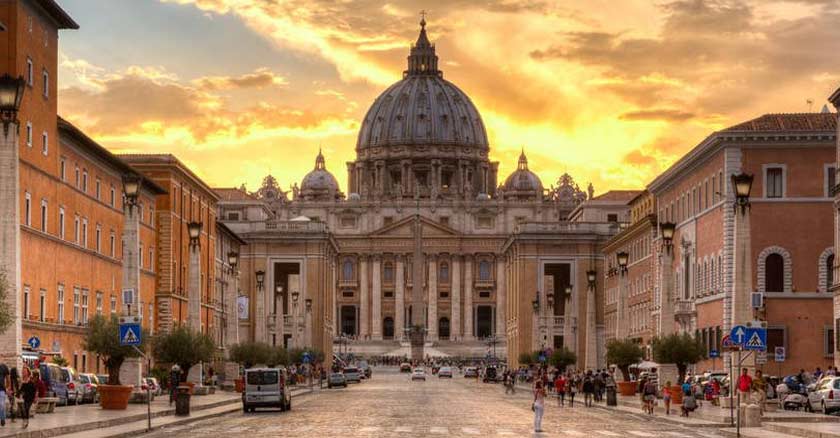 iglesia catolica culpula de san pedro ocaso atardecer el vaticano