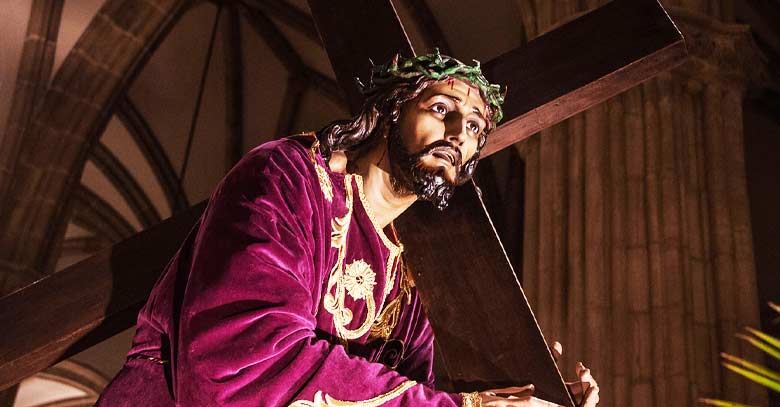 jesus nazareno cristo pasion de jesus cargando cruz estatua