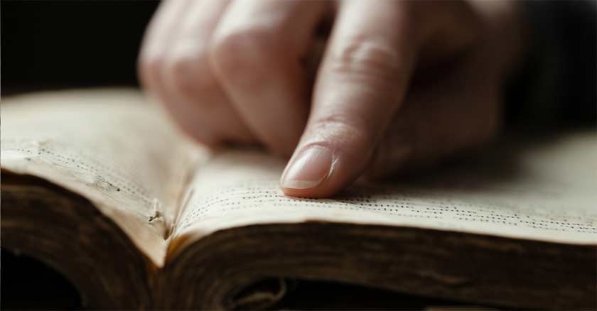 la fe debe producir obras esta muerta dedo senala biblia