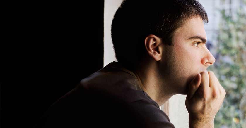 la verdadera medida del exito joven mirando por ventana con angustia