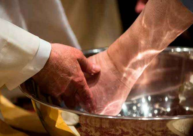 El Lavatorio de los Pies: manifestación de amor y servicio El Lavatorio de los Pies: manifestación de amor y servicio