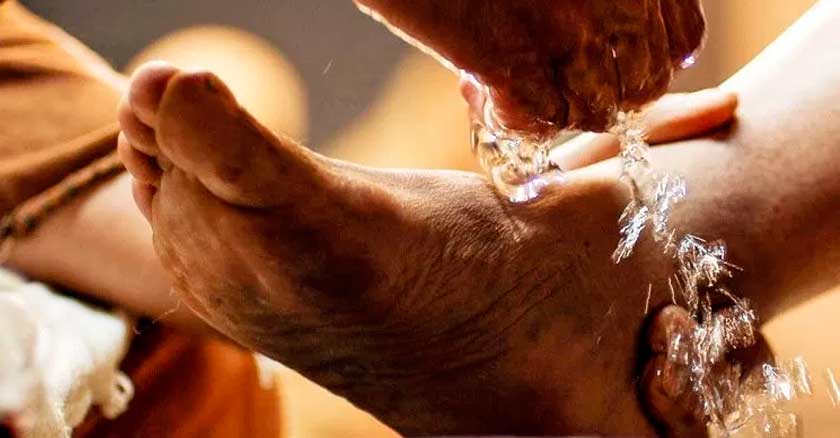 lavatorio de los pies lavando los pies cristo jueves santo semana santa
