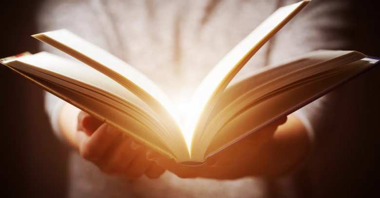 libro sostenido en las manos luz interior