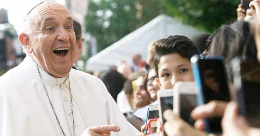 maneras de mostrar aprecio a los sacerdotes papa francisco sonrie