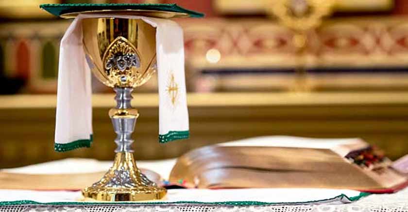 maneras de prepararse para la santa misa altar copa sagrada