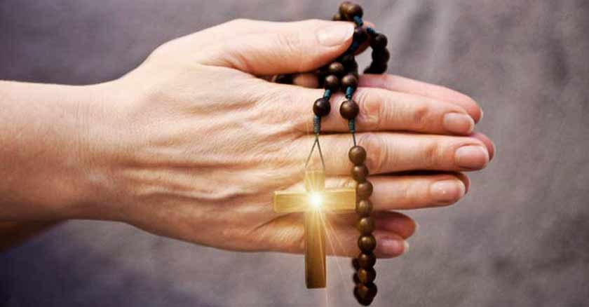 maneras de rezar el rosario en un dia muy ocuado rosario en mano
