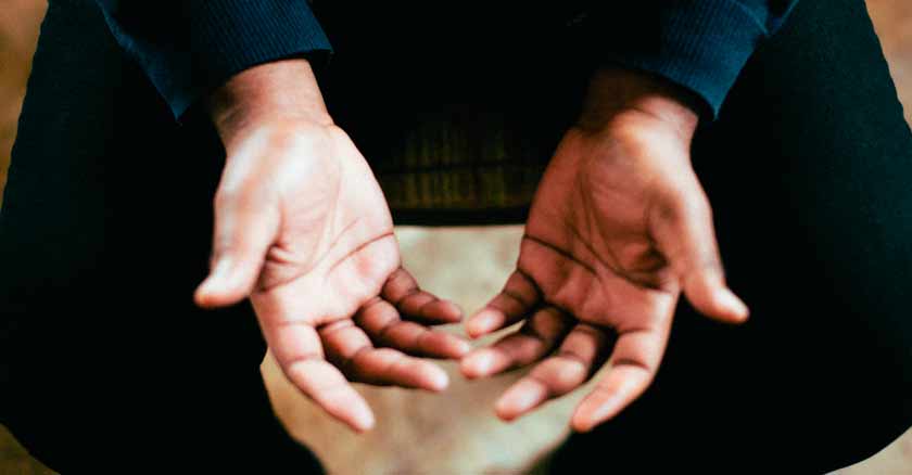 manos abiertas para recibir tener un director espiritual recibir consejos