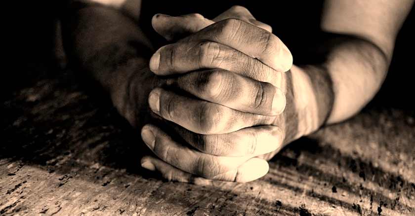 manos rezando formas de cultivar la humildad crecer en la vida espiritual