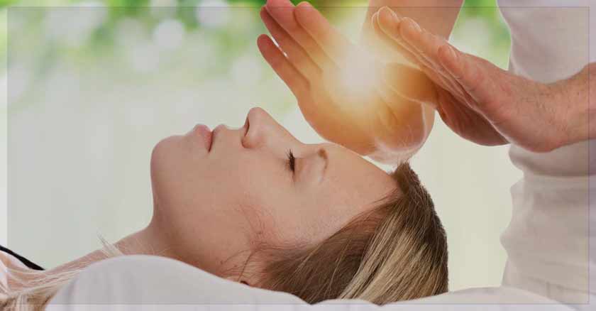 manos sanacion sobre mujer reiki demonios