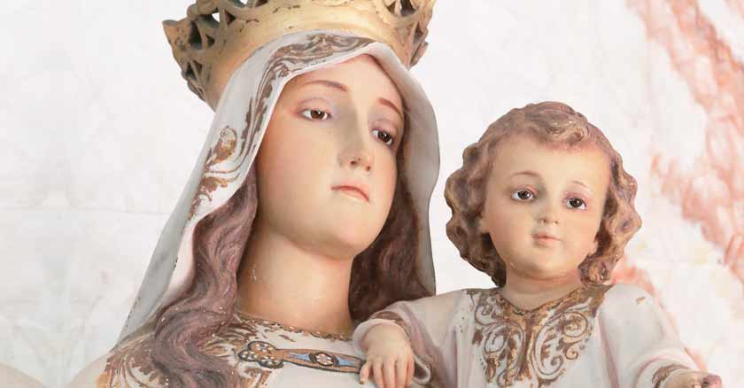 maria es madre de misericordia estatua madre nino jesus