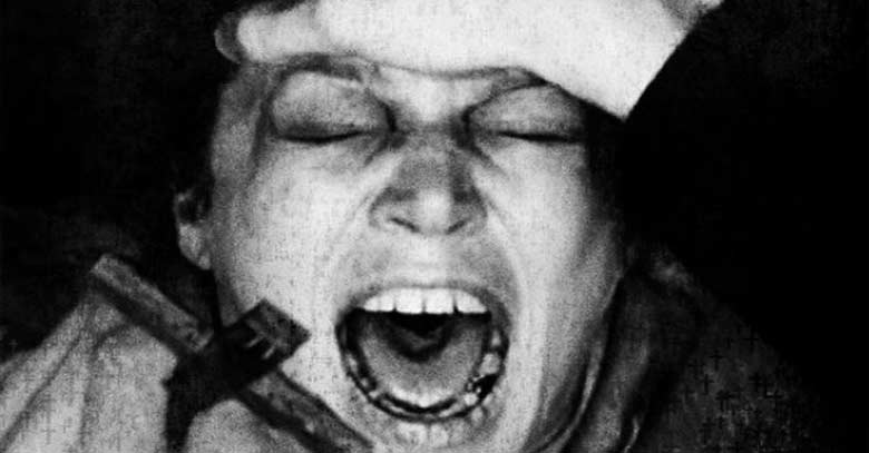 mujer abriendo boca gritando poseida mano impuesta cabeza cruz 