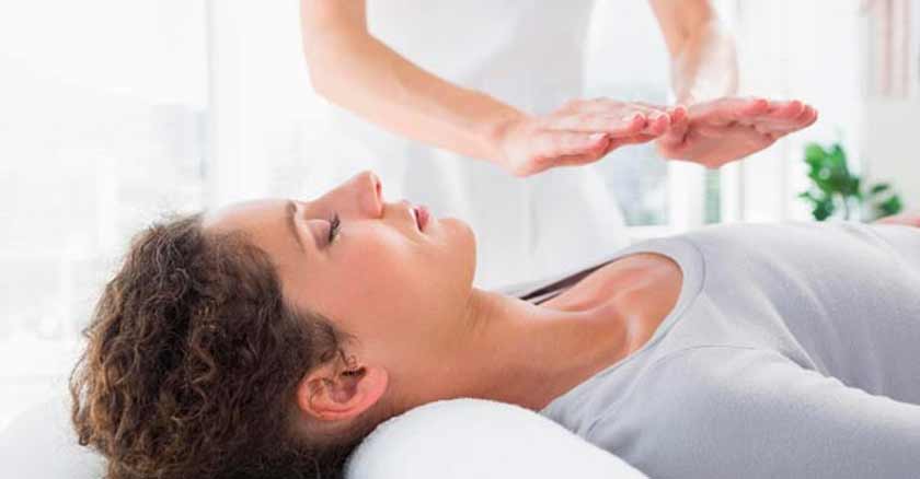 mujer imponer manos reiki sanacion sin Dios con energia poderosa