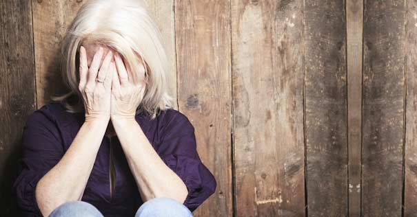 mujer manos al rostro cubierto deprimida pared madera 