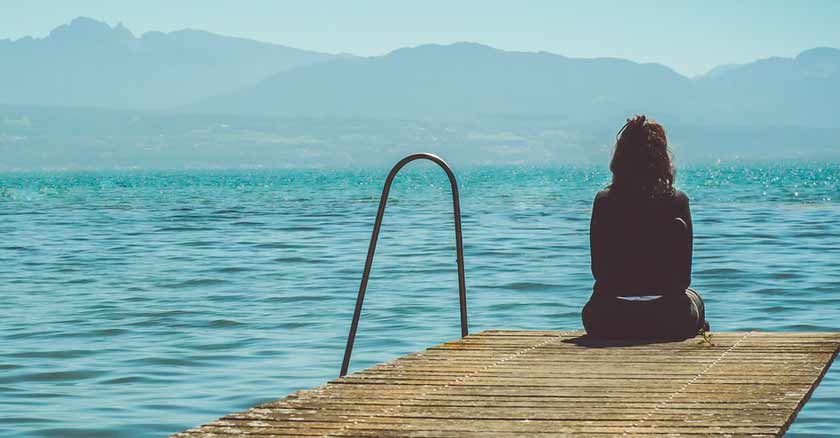 mujer mirando mar claves oracion para encontrar lugar el plan de Dios