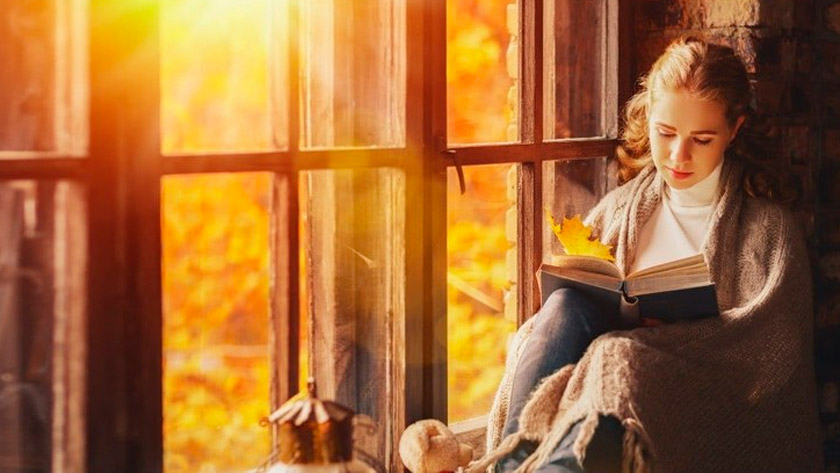 mujer mirando ventana buenos dias comenzar el dia en santidad