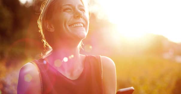 mujer rostro felicidad mirando cielo sonriendo