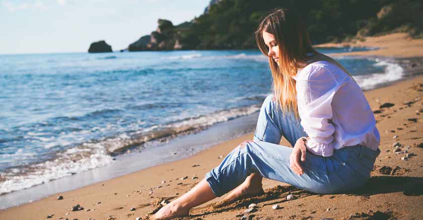 mujer sola orilla de playa razones para necesitar sanacion interior