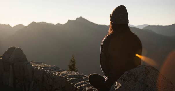 mujer sola soledad mirando montanas horizonte