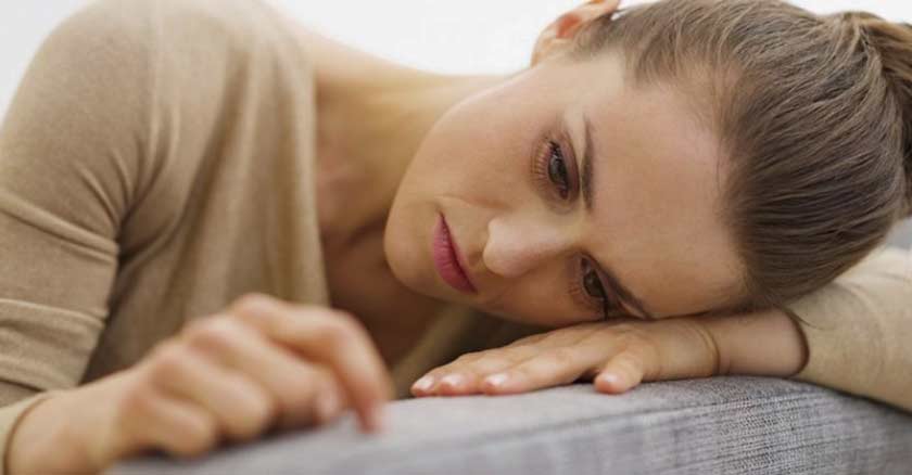 mujer triste recuesta su cabeza sobre sofa superar depresion muerte