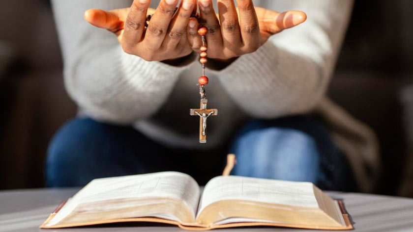 orar-rezar-sinnimos-vanas-repeticiones-rosario-biblia.jpg