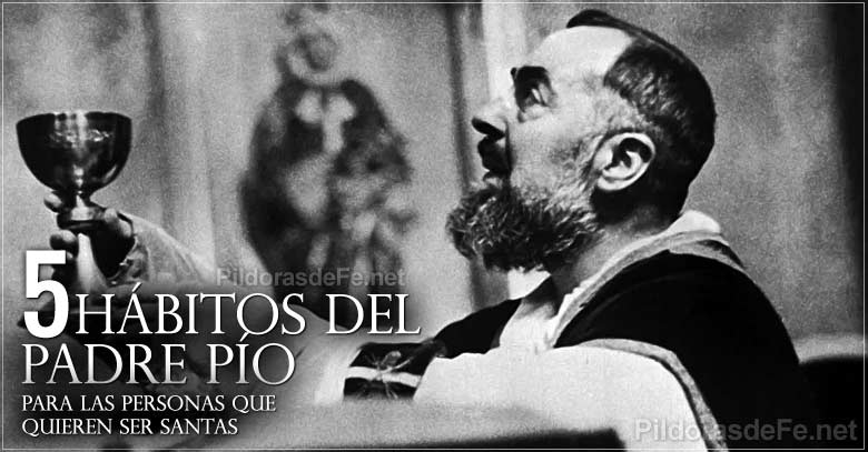 padre pio consagracion en misa foto blanco y negro