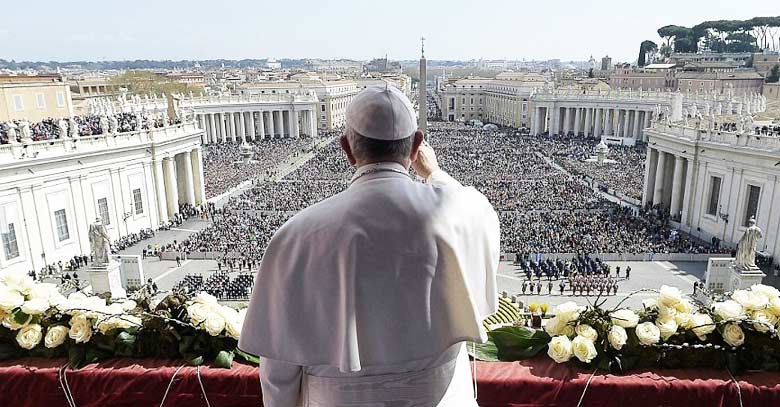 papa francisco de espalda saluda plaza san pedro vaticano fieles publico