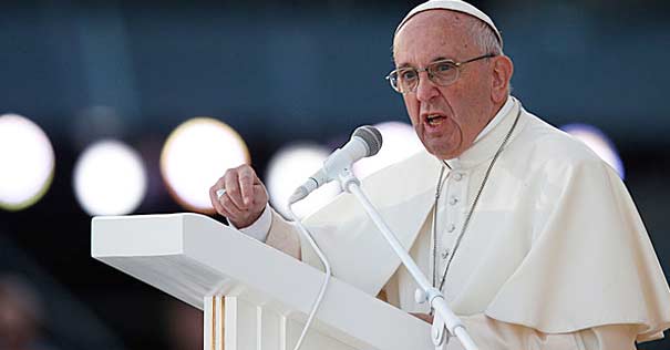 papa francisco discurso microfono serio fondo azul