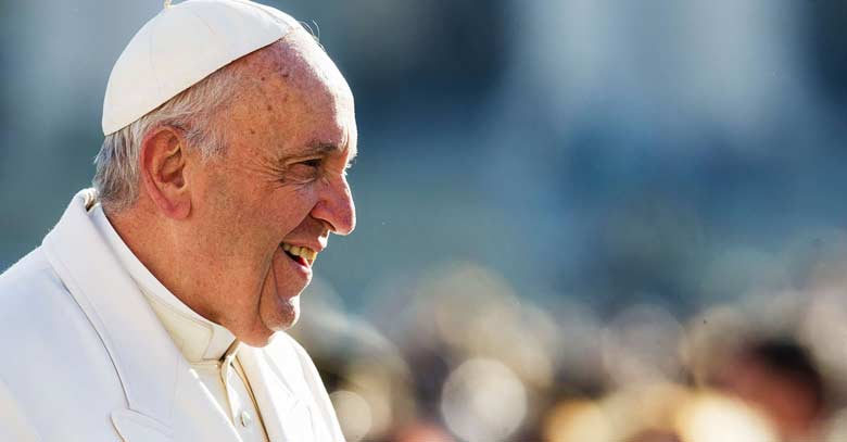 papa francisco en publico sonrie 