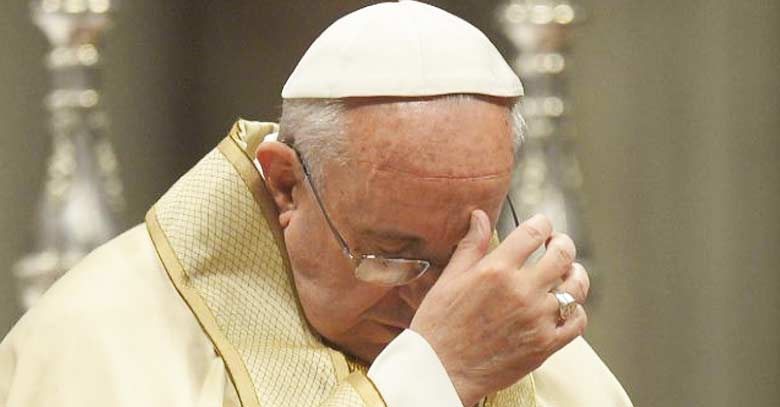 papa francisco haciendo senal de la cruz en santa misa