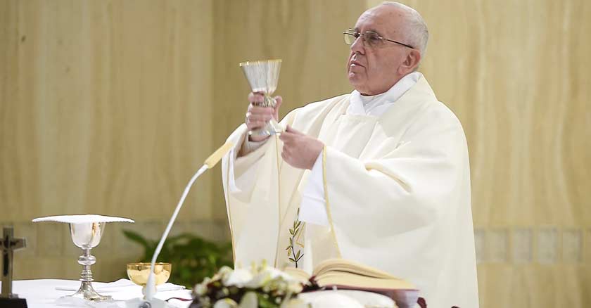  papa francisco levantando el cáliz sagrado que es la copa de la sangre de cristo celebrando la santa misa   