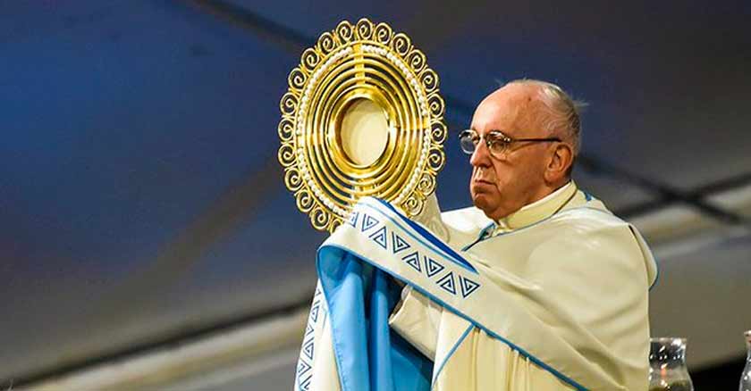 papa francisco sacramentado esta realmente presente cristo en la eucaristia