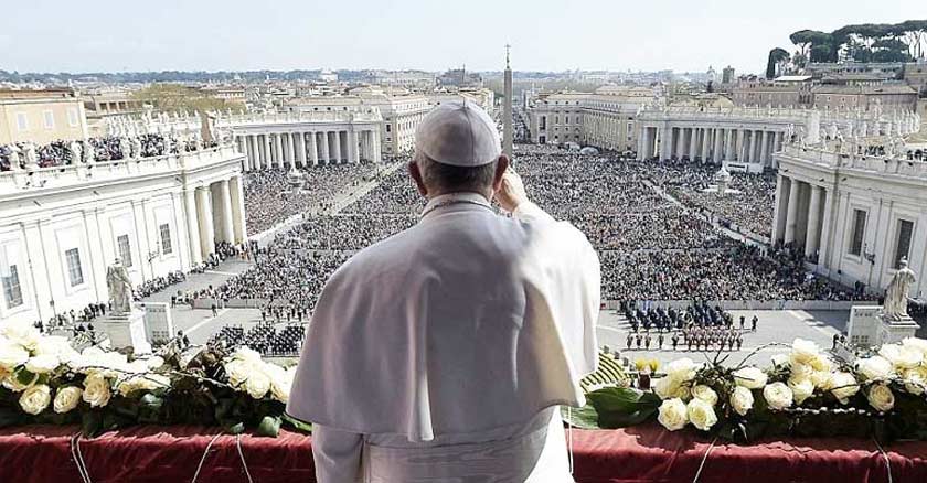 papa francisco saludando a los fieles en la plaza de san pedro vaticano foto de espalda
