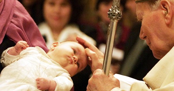 papa san juan pablo ii bendice bebe padrino madrina bautismo