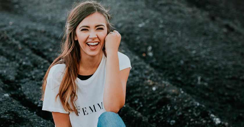 pasos para lograr la autentica felicidad mujer sonriendo feliz