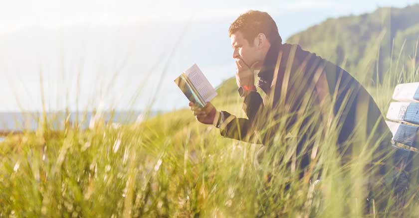 preguntas que pondran a prueba tu fe catolica hombre leyendo biblia banca